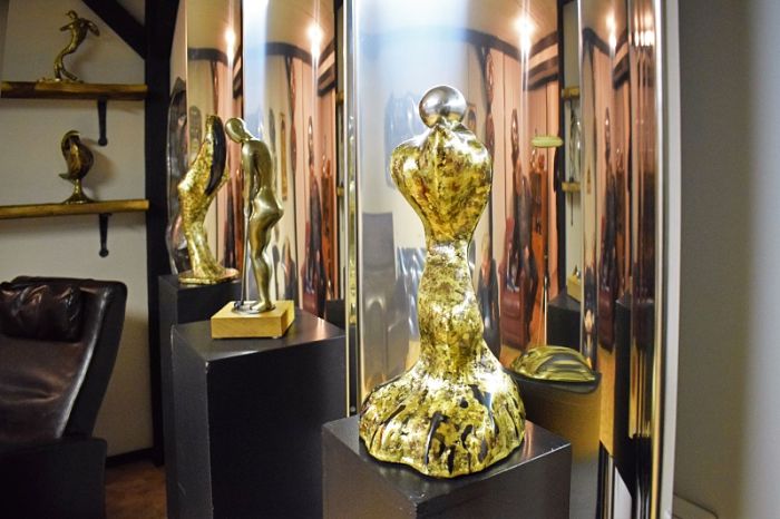 Teoksia näyttelytilassa